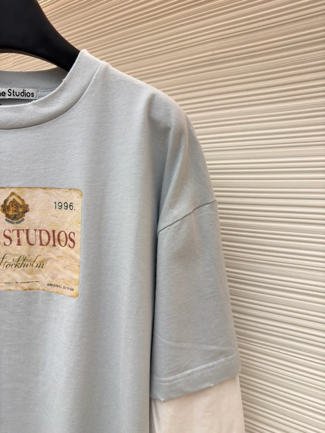 Acne Studios coin letter fake two-piece long sleeves ●Authentic product: purchased and developed by 2319 ●Item number: 1680854-A50 ●Fabric: long-staple cotton fabric ●Technology: positioning cutting machine ●Version: loose version ●Weight: about 375 grams ●Size: S-M-L-XL ●Description: High-density 60-count 100% long-staple cotton, light and crisp! It is breathable and soft and creates a fake two-piece effect that is very fashionable on the upper body. It creates a relaxed and casual feeling and the hem hangs naturally, which is a perfect crotch-covering artifact. The hem is a simple double-stitched hem! The irregular distressed and frayed colors echo the collar and cuffs, the overall alignment is straight and delicate, the fabric is comfortable and soft, and the color is consistent with no color difference. It can be matched with the same style to create a fashionable look, and can be used in various occasions. Customized accessories, complete with three standards, same style for men and women!